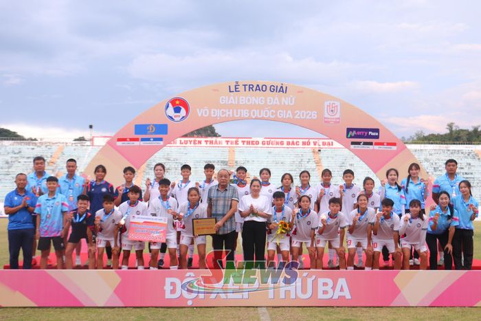 Ban tổ chức trao giải Ba cho đội tuyển Sơn La