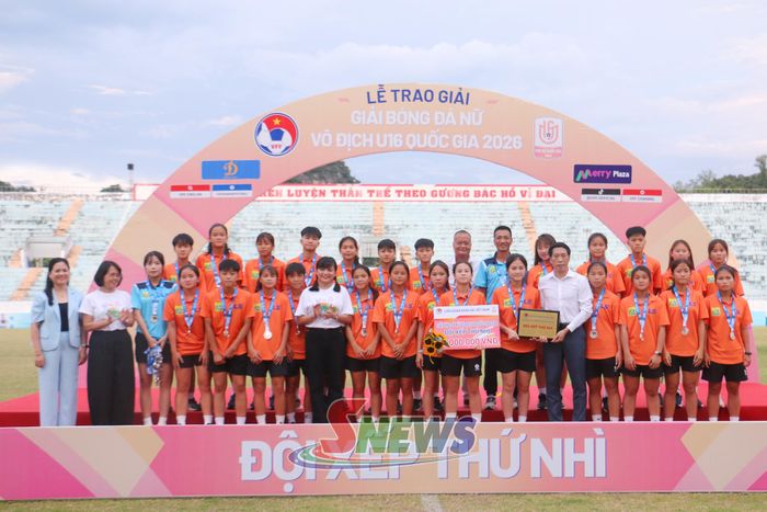 Ban tổ chức trao giải Nhì cho đội tuyển Hà Nội