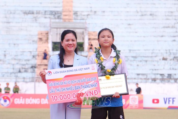 Ban tổ chức trao giải cho cầu thủ ghi nhiều bàn thắng nhất