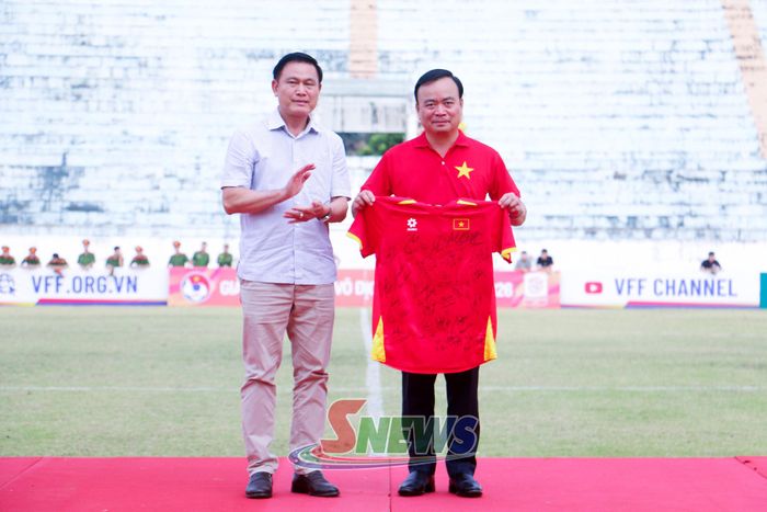 Ban tổ chức tặng áo đấu có chữ ký các cầu thủ đội tuyển bóng đá nữ Quốc gia Việt Nam cho tỉnh Sơn La