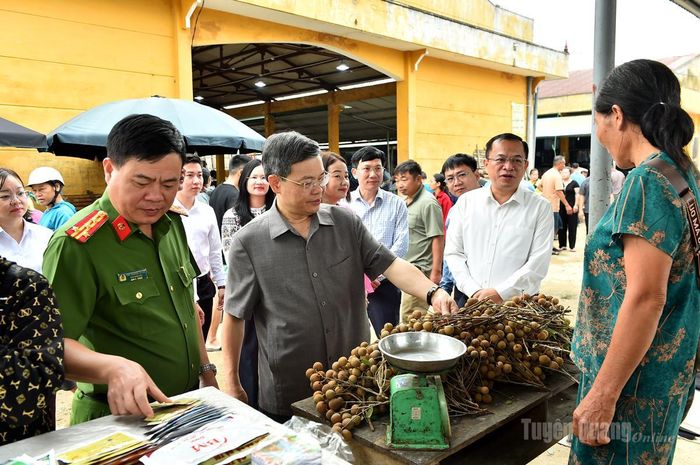 Chủ tịch HĐND tỉnh Nguyễn Văn Sơn tìm hiểu hoạt động buôn bán của người dân tại chợ Hồng Thái.