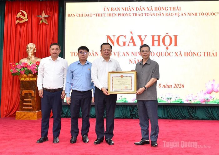 Đồng chí Chủ tịch HĐND tỉnh Nguyễn Văn Sơn trao Bằng khen của Chủ tịch UBND tỉnh cho Đảng bộ và Nhân dân xã Hồng Thái.