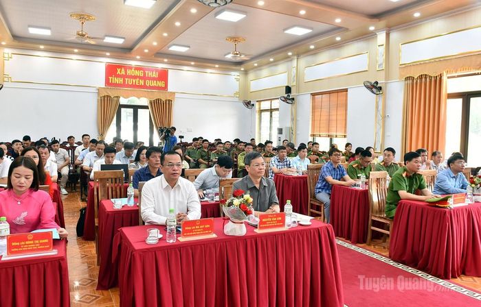 Đồng chí Chủ tịch HĐND tỉnh Nguyễn Văn Sơn và các đại biểu dự Ngày hội Toàn dân bảo vệ an ninh Tổ quốc xã Hồng Thái.