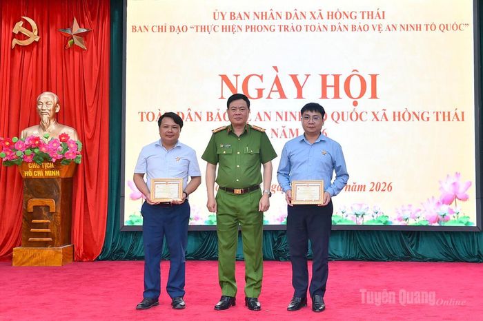 Lãnh đạo Công an tỉnh trao Kỷ niệm chương Bảo vệ an ninh Tổ quốc cho của Bộ trưởng Bộ Công an cho các cá nhân xã Hồng Thái.