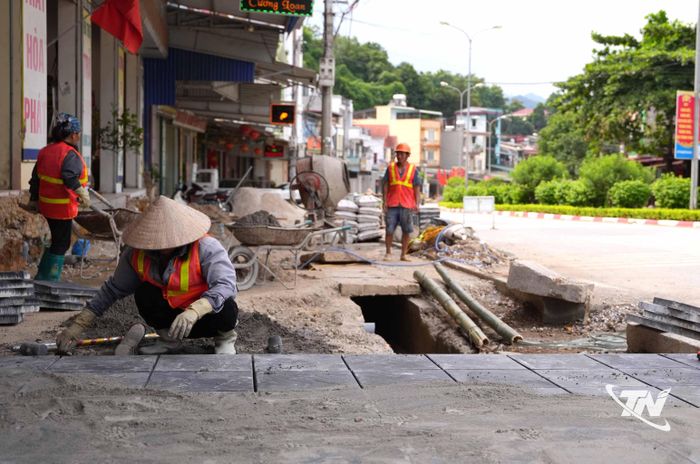 Công nhân khẩn trương thi công các hạng mục cải tạo vỉa hè, hệ thống thoát nước trên tuyến đường Võ Nguyên Giáp.
