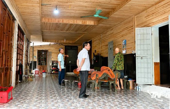 Lãnh đạo phường Phan Đình Phùng kiểm tra hạng mục trần gỗ được một hộ dân tự ý cải tạo trong phạm vi Dự án tuyến đê Hữu Cầu.