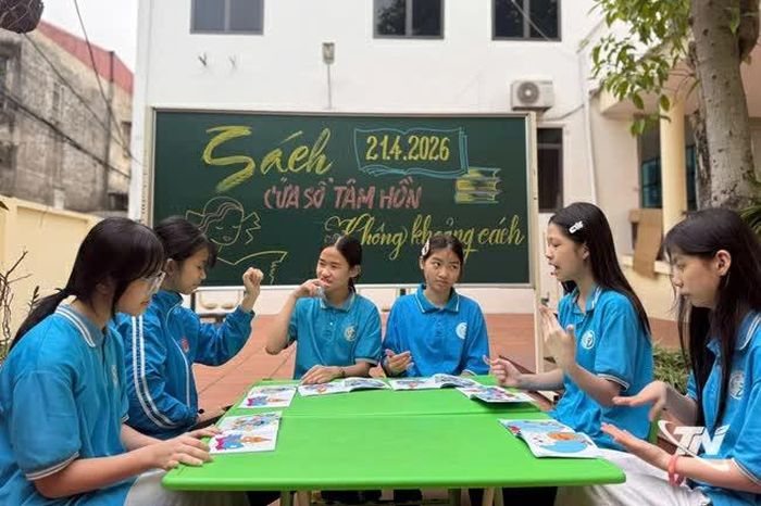 Học sinh Trung tâm Hỗ trợ phát triển giáo dục hòa nhập Thái Nguyên tham gia hoạt động trong Ngày Sách và Văn hóa đọc (21-4).
