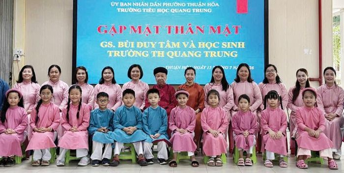  GS.TS Bùi Duy Tâm và cô trò Trường Tiểu học Quang Trung, TP. Huế.