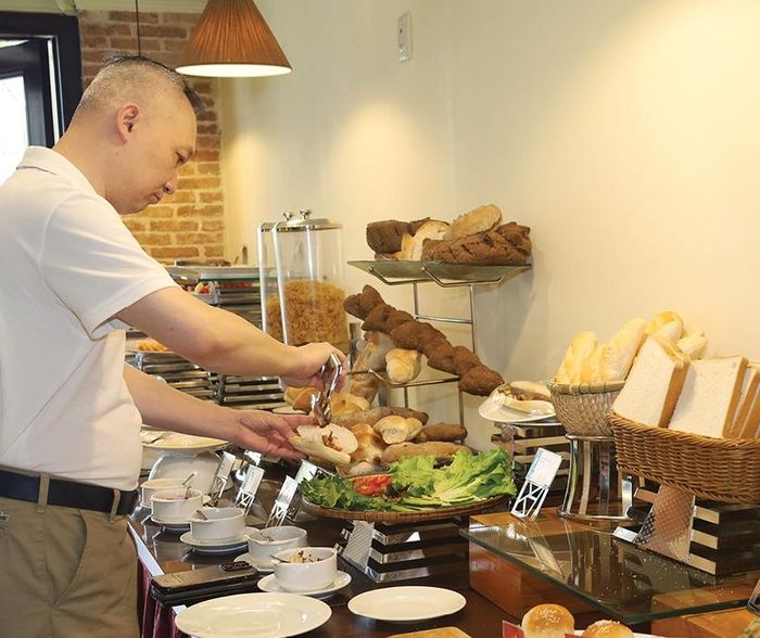 Khách du lịch ăn sáng ở nhà hàng Khách sạn Mường Thanh Holiday Huế. 
