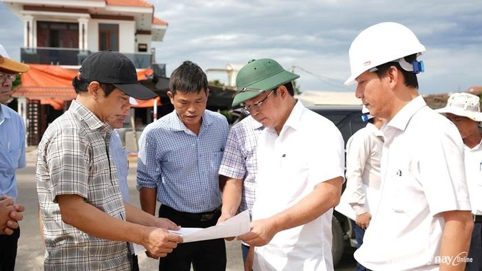  Chủ tịch UBND thành phố Lê Trí Thanh kiểm tra tiến độ một số dự án đoạn qua phường Thuận An. Ảnh: Ngọc Hiếu