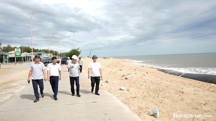  Chủ tịch UBND thành phố Lê Trí Thanh kiểm tra tiến độ xử lý sạt lở bờ biển tại bãi tắm Thuận An. Ảnh: Ngọc Hiếu