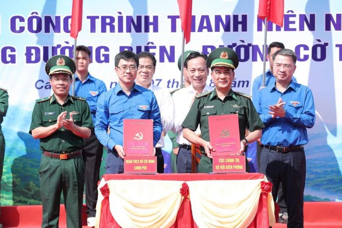 Đoàn Thanh niên Chính phủ và Cục Chính trị Bộ Tư lệnh Bộ đội Biên phòng ký kết thỏa thuận triển khai Công trình thanh niên nhiệm kỳ “Thắp sáng đường biên - Đường cờ Tổ quốc”