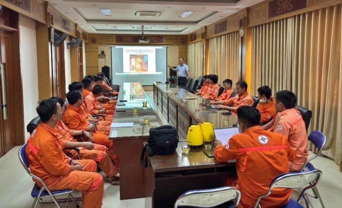 Giảng viên hướng dẫn các nội dung huấn luyện an toàn điện cho cán bộ, công nhân viên Thủy điện Trung Sơn.