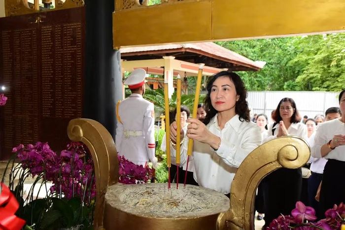 Đồng chí Phan Thị Thắng, Thứ trưởng Bộ Công Thương làm Trưởng đoàn đã đến dâng hoa, dâng hương tưởng niệm cố Tổng Bí thư Trần Phú và các anh hùng liệt sĩ; đồng thời thăm, động viên lực lượng đang thực hiện nhiệm vụ tìm kiếm, quy tập hài cốt liệt sĩ tại công viên Lê Thị Riêng - Nguồn: Vietnam+