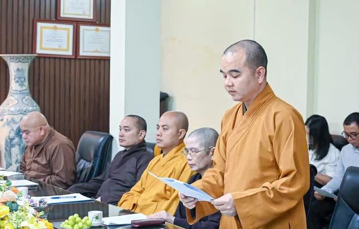 Đại đức Thích Nguyên Hiệp trình dự thảo chương trình 