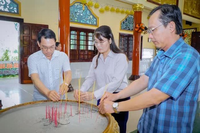 Phái đoàn thắp hương tại chánh điện chùa Hòa Long 