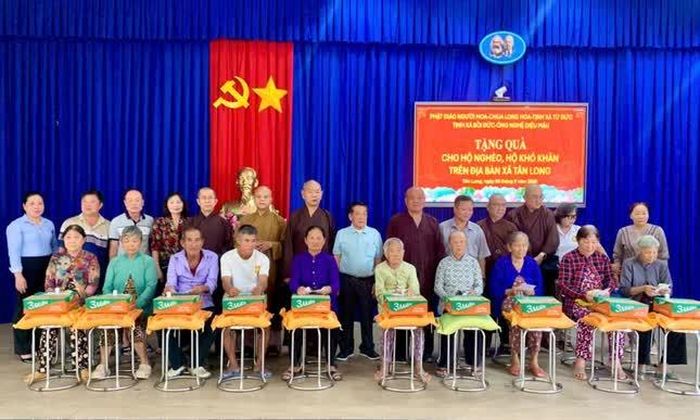 Trao 100 phần quà cho các hộ có hoàn cảnh khó khăn tại xã Tân Long