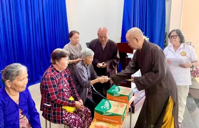 Hòa thượng Thích Huệ Công chia sẻ yêu thương
