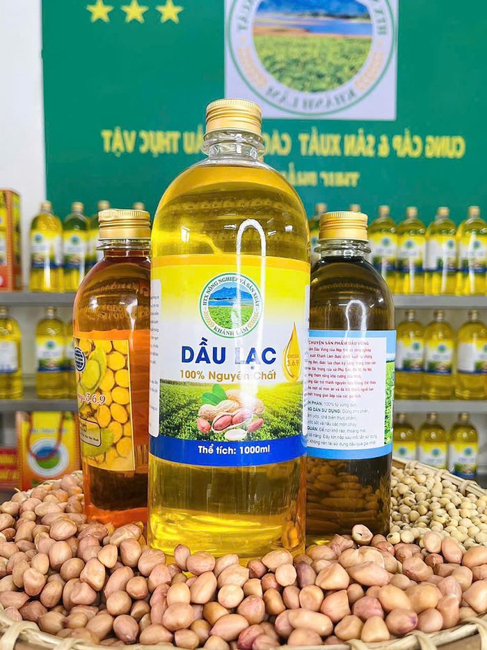Sản phẩm dầu lạc của Hợp tác xã Nông nghiệp và sản xuất Khánh Lâm (thôn Phú Hữu, xã Vật Lại).