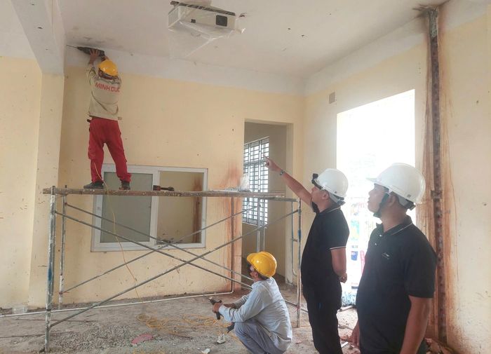 Cùng với việc đẩy nhanh tiến độ, các nhà thầu thi công thực hiện nghiêm túc các quy định về an toàn lao động và vệ sinh môi trường.