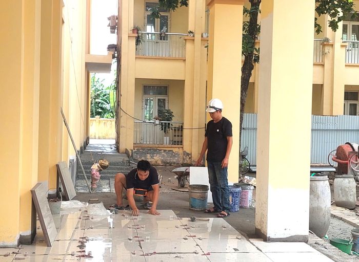 Hiện đơn vị thi công đang tập trung lắp đặt hệ thống điện, quạt, cửa, lát nền và hoàn thiện các phần việc điều chỉnh bổ sung để kịp bàn giao cho chủ đầu tư ngày 19/8/2026.