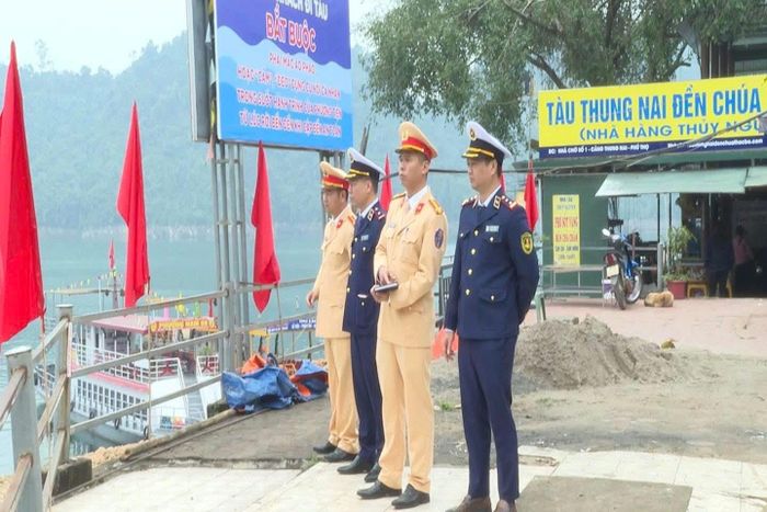 Cán bộ Cảng vụ đường thủy nội địa Phú Thọ tăng cường phối hợp với các lực lượng chức năng, kiểm tra, xử lý các phương tiện đường thủy, đảm bảo an toàn cho người dân và du khách.