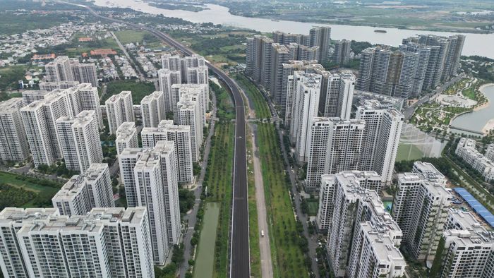 Theo ghi nhận, khoảng 15km đường trên cao dự án đường Vành đai 3 TP.HCM đoạn từ nút giao Tân Vạn đến cao tốc TP.HCM - Long Thành - Dầu Giây (khu vực TP Thủ Đức cũ), đã cơ bản liền mạch. Nhiều hạng mục đang được hoàn thiện, sẵn sàng cho giai đoạn khai thác.