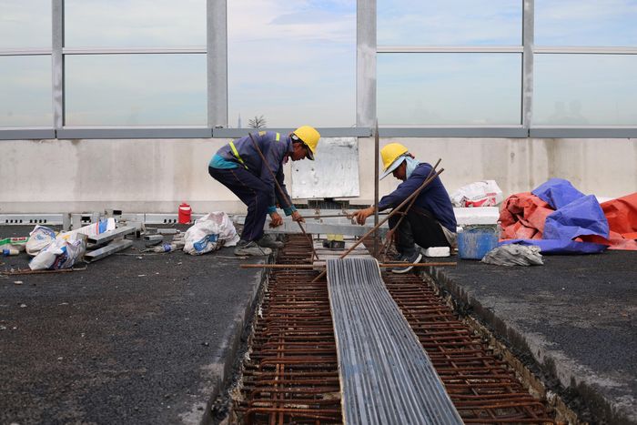 Theo kỹ sư thi công, các tấm kính chống ồn tại vị trí khe co giãn sẽ được lắp đặt sau khi hoàn tất thi công hạng mục này.