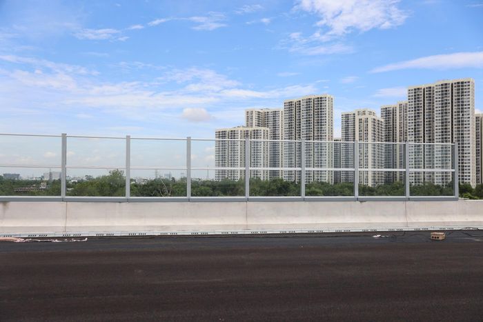 Tấm chống ồn được làm bằng nhựa đặc chủng kết hợp khung nhôm dày, có độ bền cao và khả năng chịu tác động của thời tiết. Mỗi tấm có kích thước 1 x 2m. Hạng mục được triển khai từ cuối năm 2025 và hoàn thành trong tháng 7/2026.
