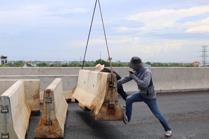 Trên công trường, các nhà thầu đang tiếp tục huy động nhân lực thi công dải phân cách cứng và hoàn thiện các hạng mục phụ trợ, bảo đảm tiến độ thông xe theo kế hoạch. Dự kiến, đoạn Vành đai 3 từ nút giao Tân Vạn đến cầu Nhơn Trạch sẽ thông xe vào ngày 30/9.