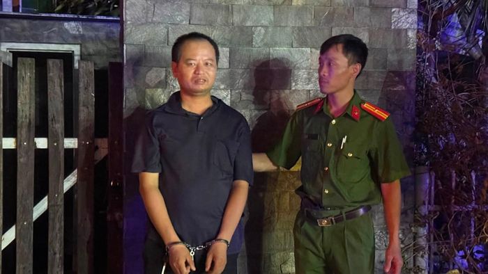 Đối tượng Võ Sỹ Nghĩa bị công an bắt giữ trên quốc lộ 1. (Ảnh: Công an xã Nam Ninh Hòa).