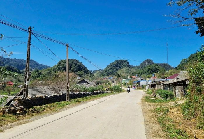 Đường giao thông nông thôn từng bước được chú trọng đầu tư khang trang, rộng rãi, sạch sẽ, nhất là đối với các xã miền núi.