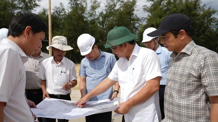 Ông Lê Trí Thanh, Chủ tịch UBND TP Huế kiểm tra tiến độ xử lý sạt lở bờ biển tại bãi tắm Thuận An.