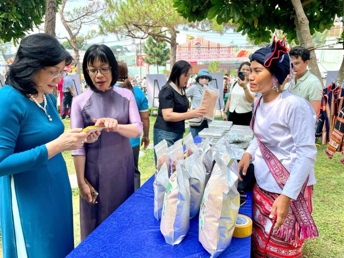 Bà Nguyễn Thị Thanh Lịch kiểm tra một gian hàng đặc sản địa phương của người Chăm Hroi. 