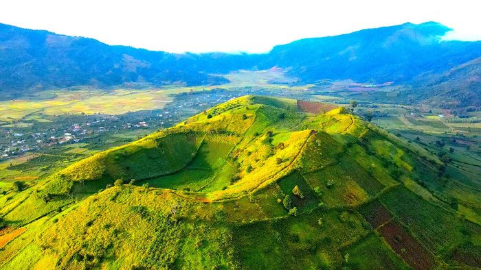 Ngọn núi lửa Chư Đăng Ya tại xã Biển Hồ, Gia Lai là một trong những điểm yêu thích của du khách khi check-in mùa hoa dã quỳ. 
