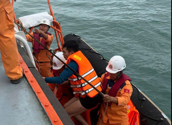 Lực lượng chuyên ngành tìm kiếm cứu nạn hàng hải đưa nạn nhân lên tàu để chăm sóc y tế.