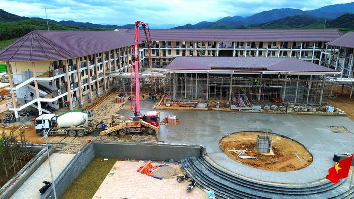 Trường Phổ thông nội trú liên cấp Tiểu học và THCS xã A Lưới 3 chạy nước rút về đích.