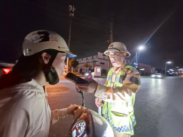 Qua kiểm tra, lực lượng cảnh sát giao thông Bắc Ninh phát hiện, xử lý nhiều nữ công nhân vi phạm nồng độ cồn.