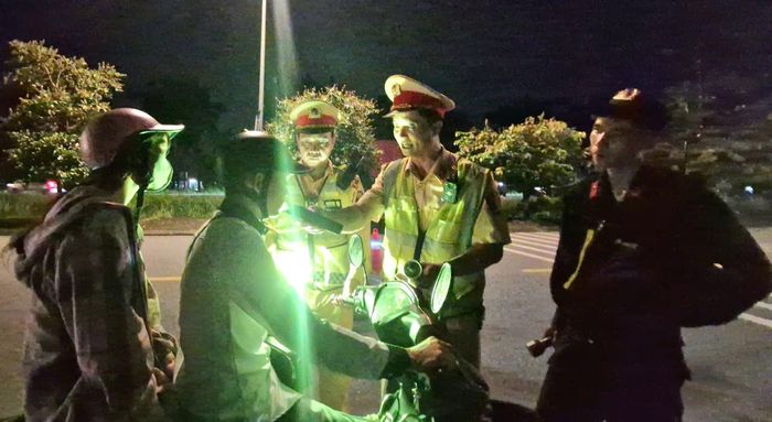 Tổ công tác Phòng Cảnh sát giao thông Công an tỉnh Bắc Ninh kiểm tra, xử lý vi phạm nồng độ cồn tại đường gom khu công nghiệp Quế Võ 1.