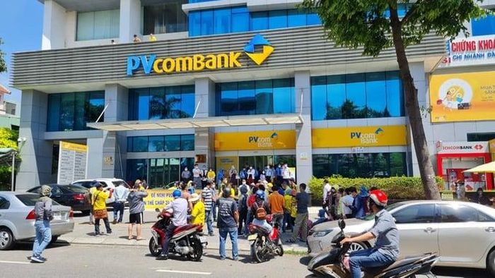 Người dân mua đất tại dự án New Danang City trong một lần đến PVcomBank chi nhánh Đà Nẵng khiếu nại (ảnh tư liệu)
