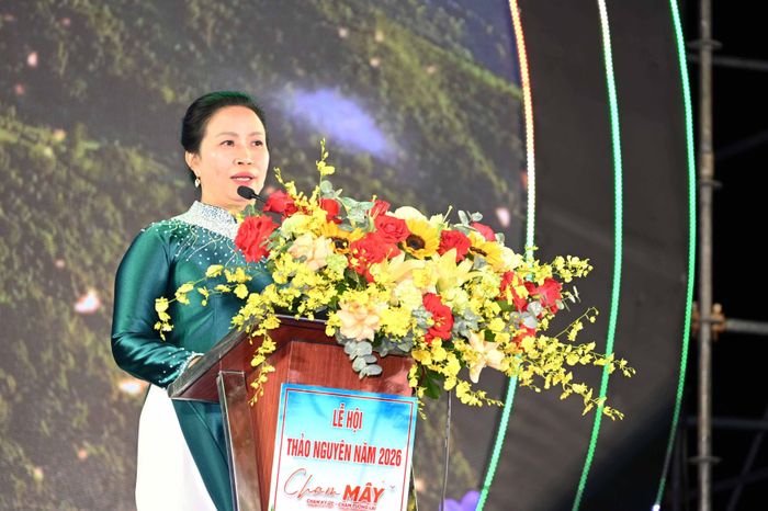 Bà Nguyễn Thị Vân, Chủ tịch UBND xã Đặng Thùy Trâm phát biểu khai mạc lễ hội năm 2026.