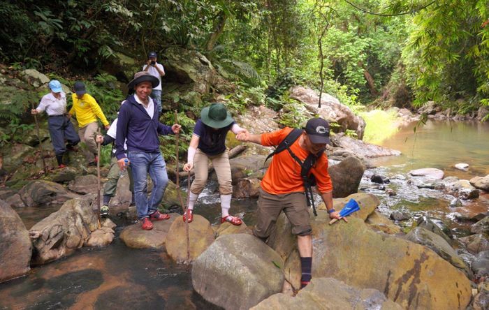 Khảo sát thực địa du lịch mạo hiểm trên địa bàn xã.