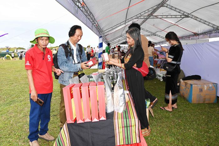 Du khách mua các sản phẩm từ xã Măng Đen- phía Tây Quảng Ngãi,