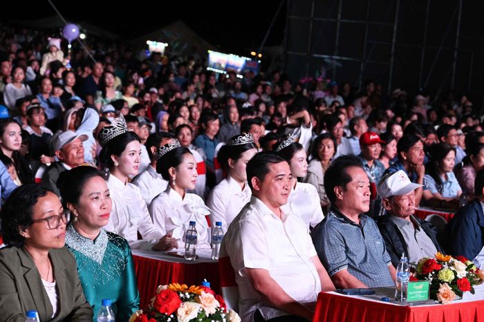 Cán bộ, nhân dân địa phương và du khách tham dự lễ khai mạc và xem chương trình nghệ thuật.