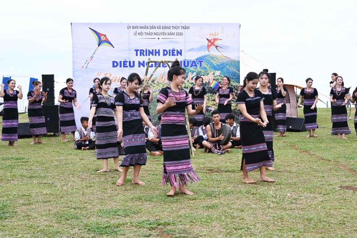 Những điệu múa của đội văn nghệ xã Ba Tơ biểu diễn phục vụ du khách.