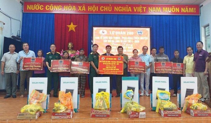BTC trao tặng 7 căn nhà đại đoàn kết và quà cho các hộ gia đình gặp nhiều khó khăn.