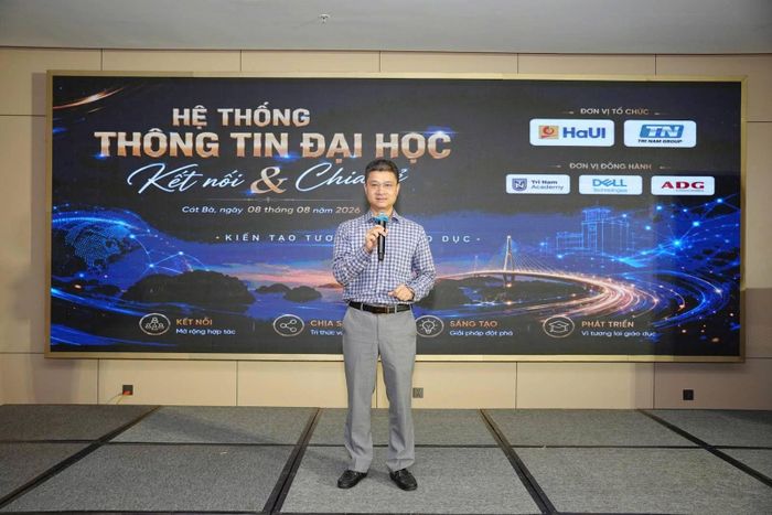 Ông Tô Hồng Nam – Phó Cục trưởng Cục Khoa học, Công nghệ và Thông tin (Bộ Giáo dục và Đào tạo) phát biểu khai mạc chương trình.