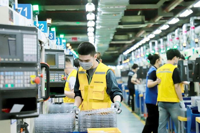 Công ty trách nhiệm hữu hạn Sungwoo Vina (Khu công nghiệp Thuận Thành 3) chuyên sản xuất, lắp ráp linh kiện điện tử. Ảnh: Thái Uyên
