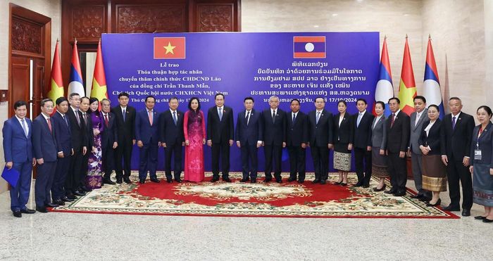 Chủ tịch Quốc hội Trần Thanh Mẫn và Chủ tịch Quốc hội Saysomphone Phomvihane với đại biểu hai nước tại Thủ đô Vientiane tháng 10/2024