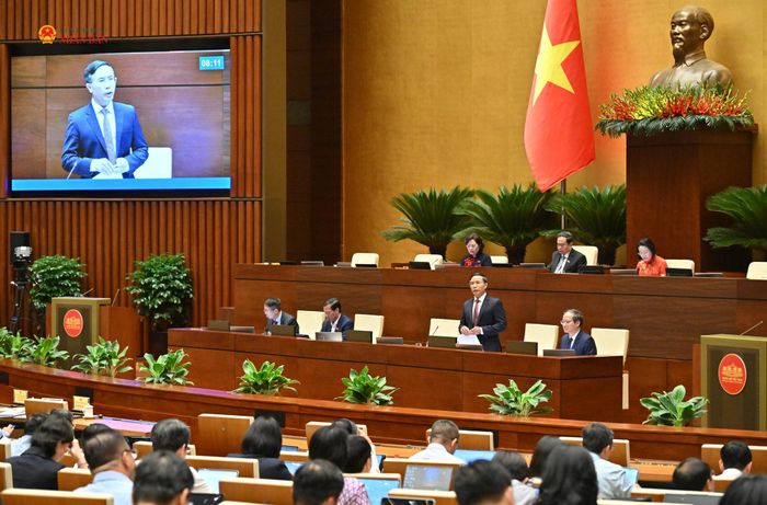 Thống đốc Ngân hàng Nhà nước Việt Nam Phạm Đức Ấn giải trình, làm rõ một số vấn đề ĐBQH nêu. Ảnh: Quang Khánh